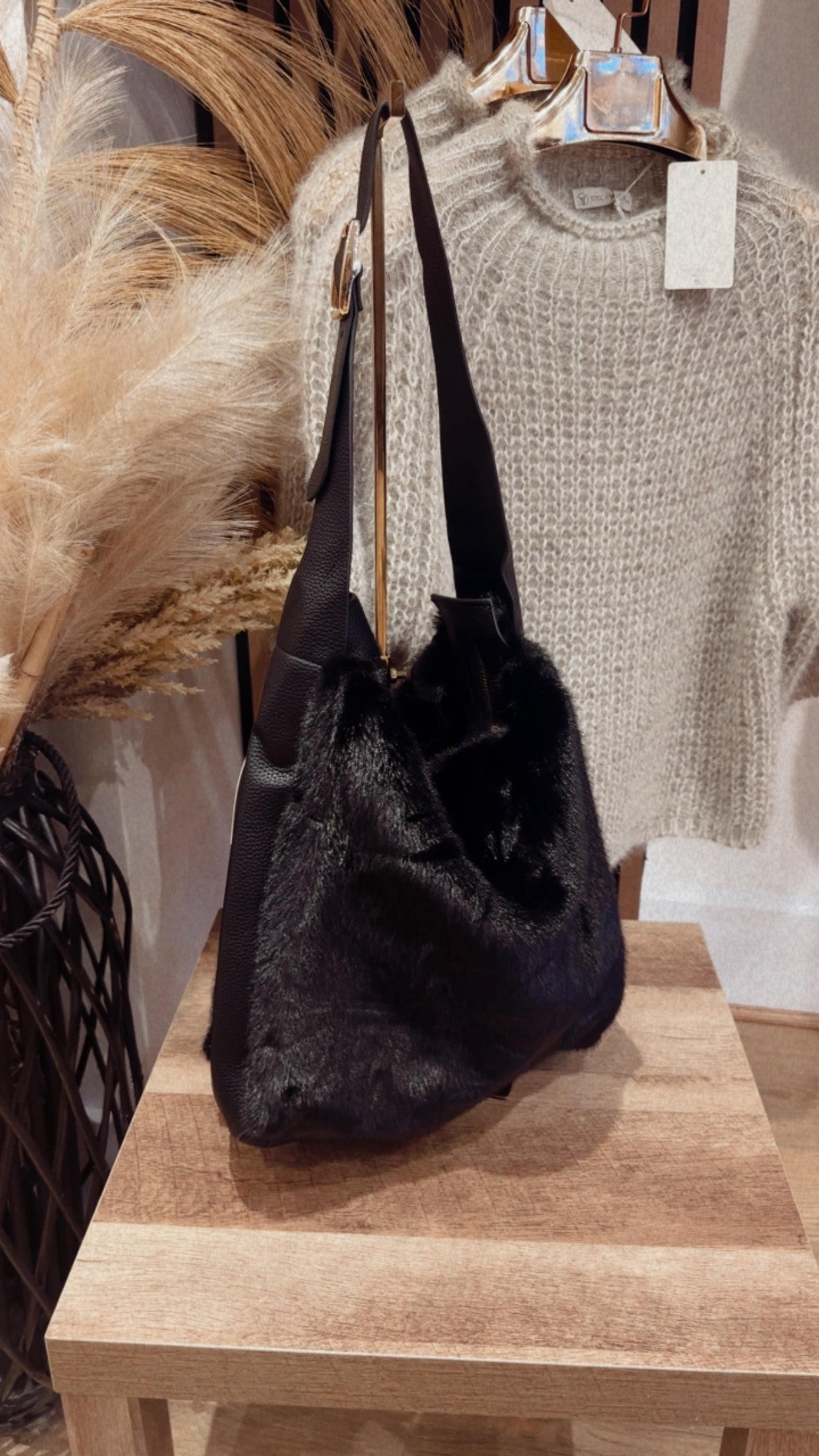 BLACK FAUX FUR BUCKET BAG