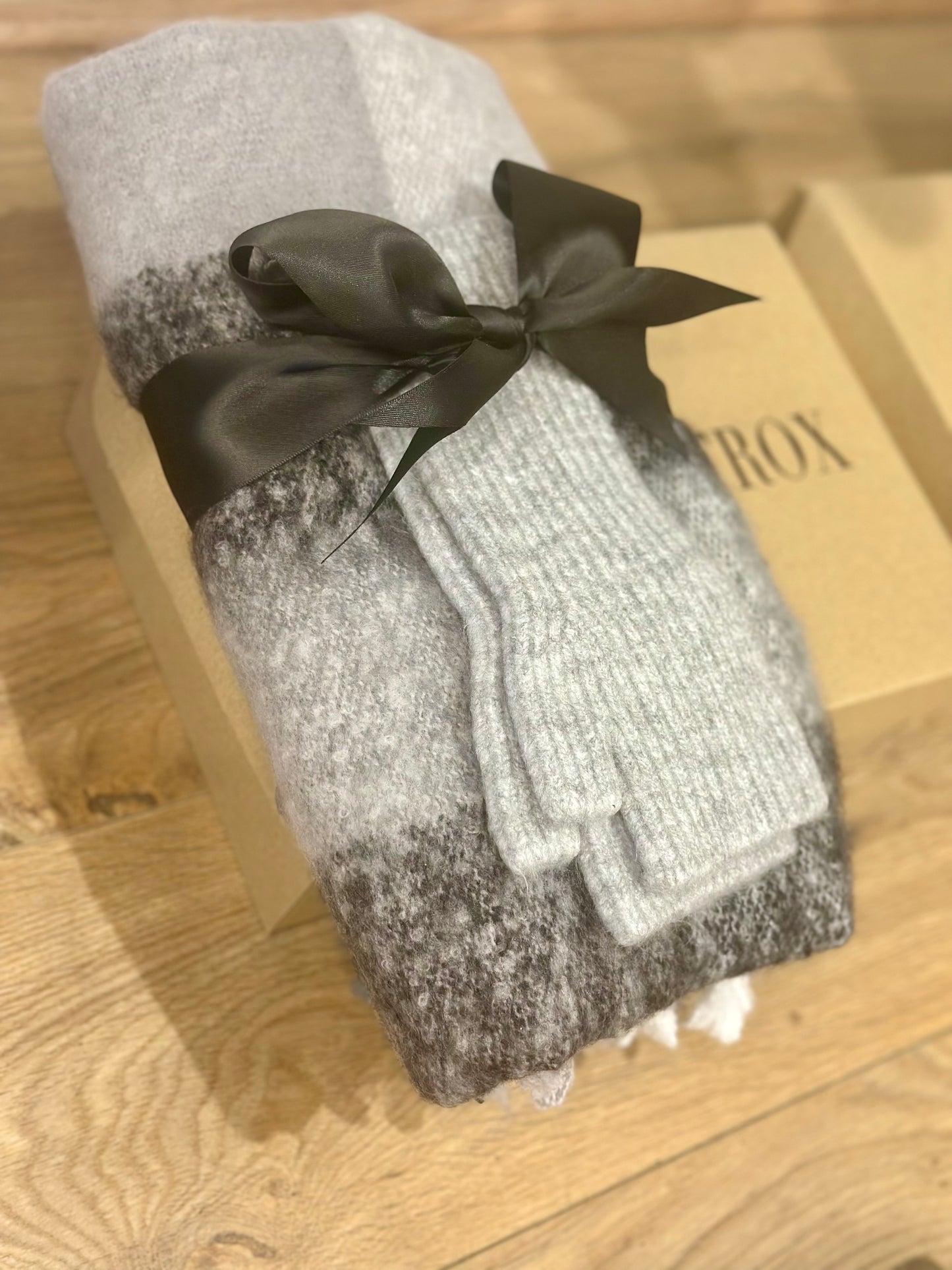 SUPER SOFT SCARF & MITTEN SET - GREY